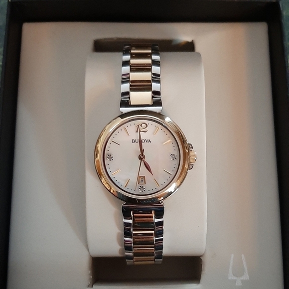 ❤Bulova Watch-Beautiful!Ladies Diamond & Mother of Pearl - Picture 6 of 13